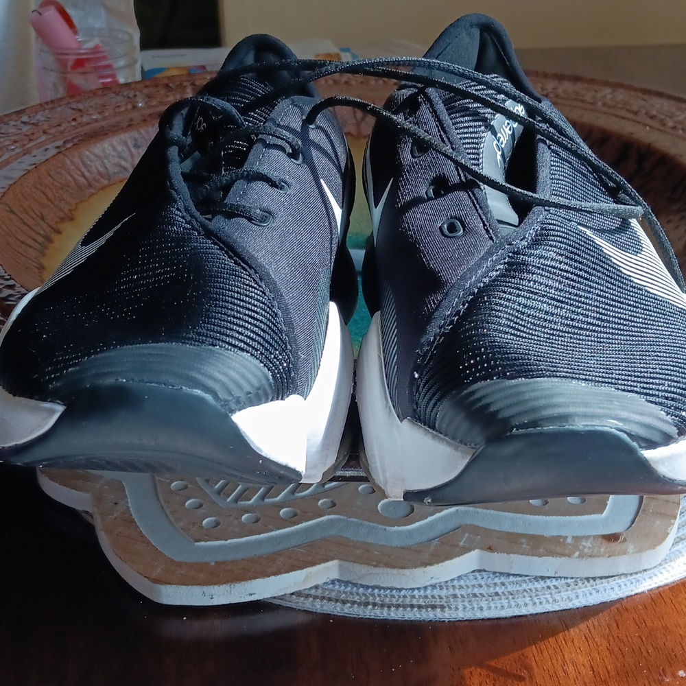 Nike Tennies Shore